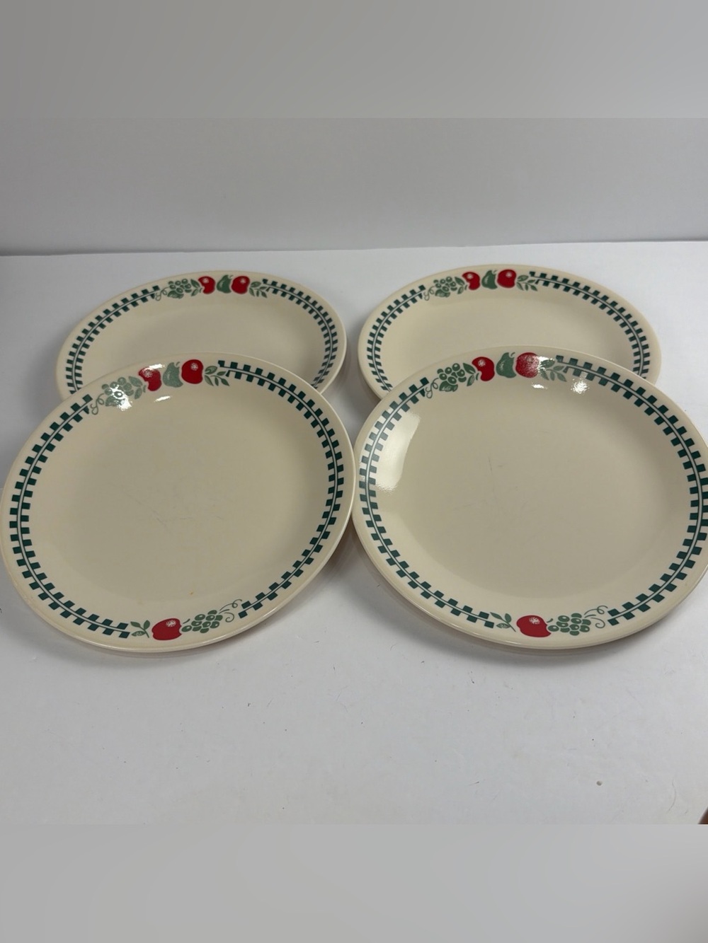 Corelle Farm Fresh salad Plates Set of 4 Apple Grapes Green Checkered 8.5”